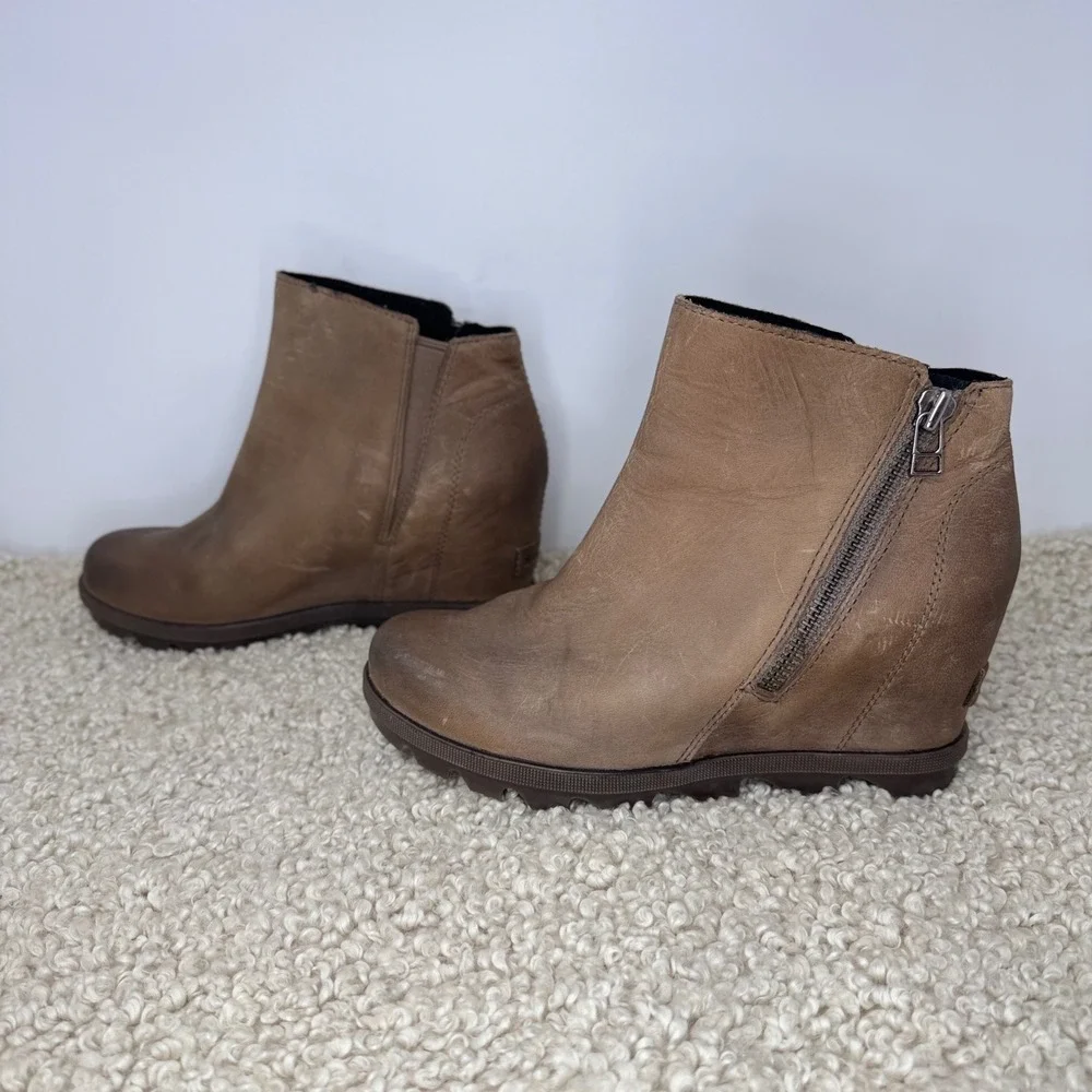 Sorel Joan of Arctic Zip Nubuck Leather Wedge Ankle Taupe sz 7.5 NL3365-240 Tan